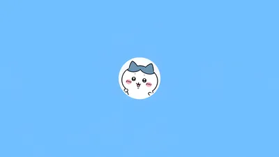 치이카와 하치와레가 푸른 배경에서 귀엽게 웃고 있는 심플한 데스크톱 배경화면