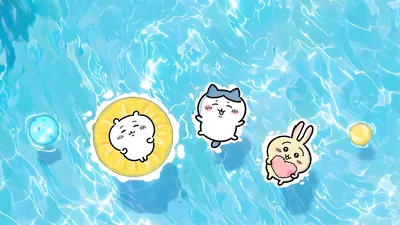 반짝이는 푸른 수영장에서 물놀이를 즐기는 치이카와, 하치와레, 우사기 데스크톱 배경화면