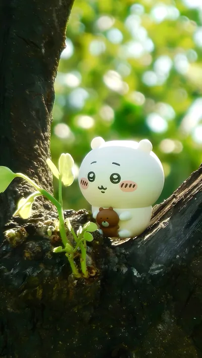 나뭇가지 위에서 곰인형을 안고 있는 귀여운 치이카와 스마트폰 고화질 배경화면