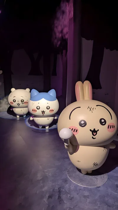 어두운 밤숲을 모험하는 우사기, 하치와레, 치이카와의 귀여운 스마트폰 배경화면