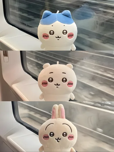 기차 창가에 앉아 여행하는 치이카와, 하치와레, 우사기 인형 스마트폰 고화질 배경화면