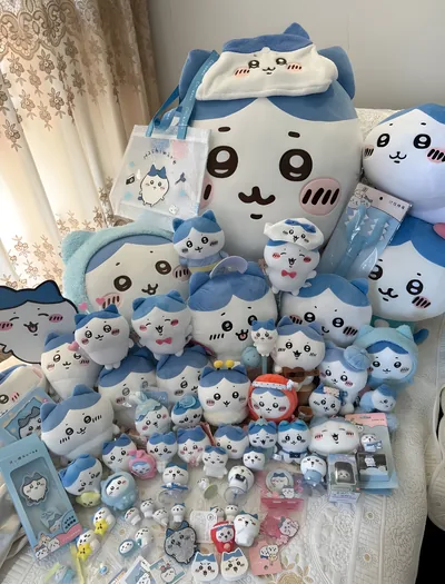 귀여운 치이카와 하치와레 인형들이 가득 쌓여있는 스마트폰 배경화면